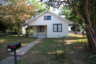 Building Photo - 421 W Fisher St