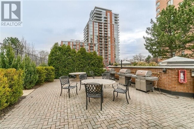 Building Photo - 1270-1270 Maple Crossing Blvd