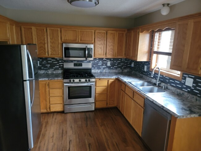 Foto del edificio - 1129 Cheery Ln NE