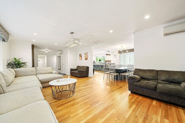 Foto del edificio - 37 Roosevelt Ave