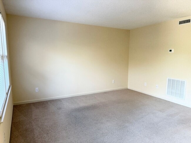 Building Photo - Private 2BD/1.5BA Townhouse in Prime NW Hi...