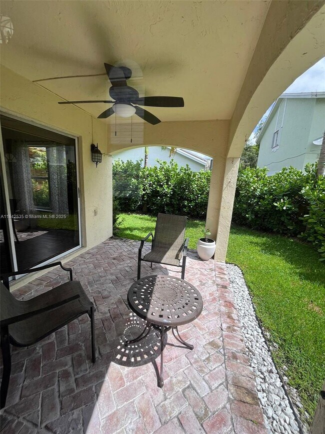 Foto del edificio - 9995 NW 51st Terrace