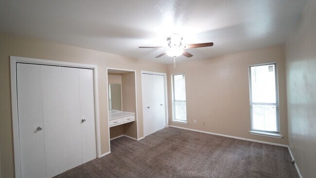Foto del edificio - ASK ABOUT OUR $0 SECURITY DEPOSIT MOVE IN SPECIAL!! FOR LEASE! 2 Bedroom - 1 Bath - Corner Unit a...