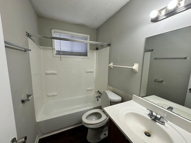 Foto del edificio - 1200 W H. Davis Dr