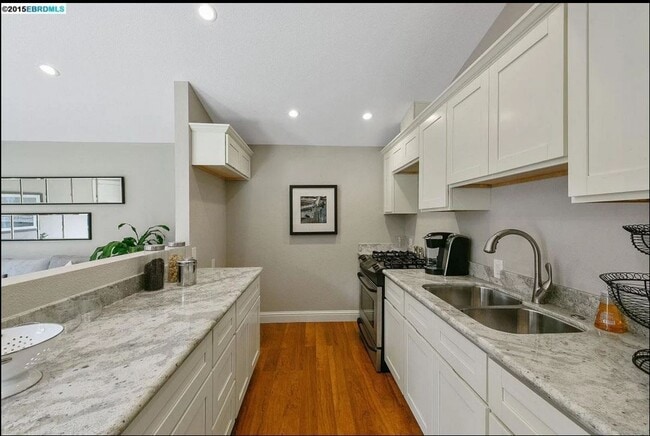 Building Photo - 1700 1/2 Pearl - 30% Rental Fee