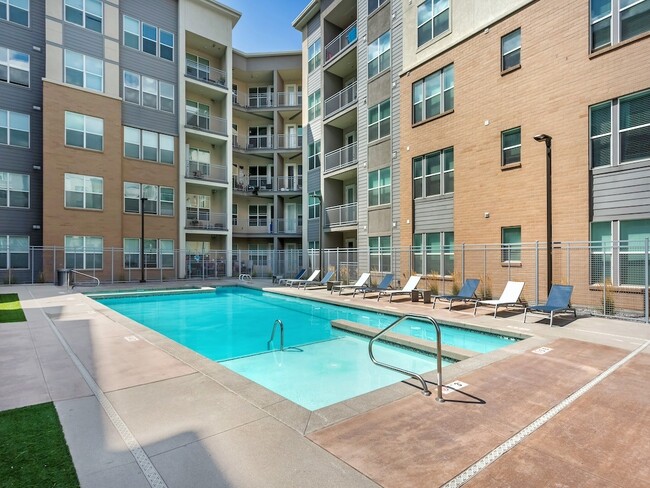 Sparkling Swimming Pool - Arcadia Apartment Homes