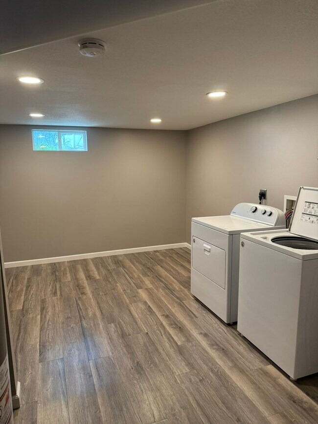 Lavandería con lavadora y secadora. - 1403 Ruby Ave