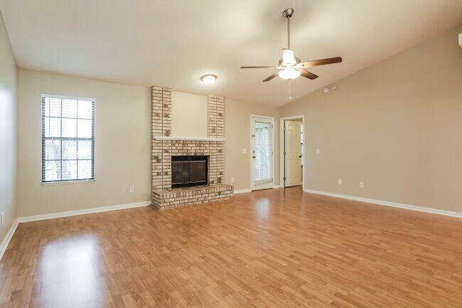 Building Photo - 2106 Farm Way