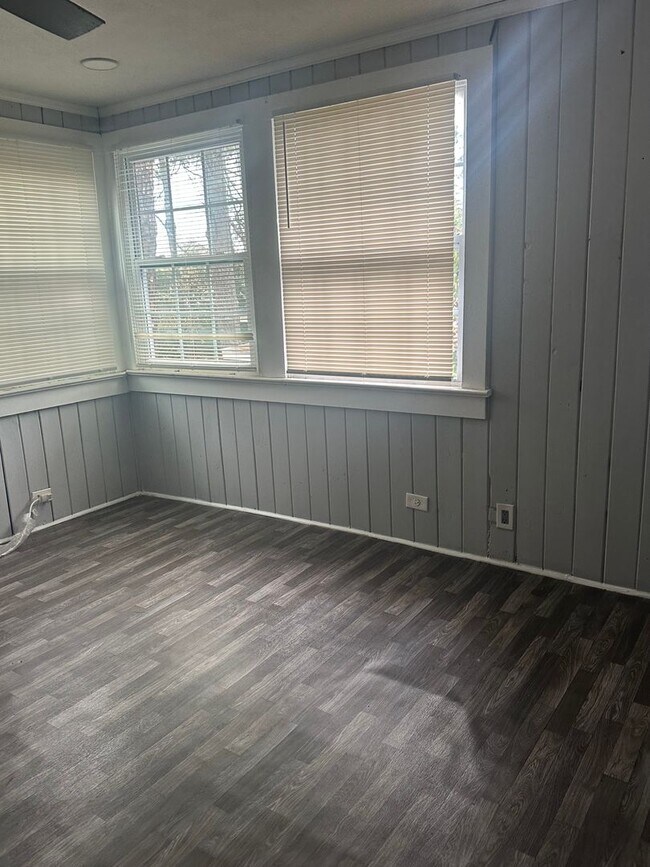 Building Photo - 1126 Brentwood Ave