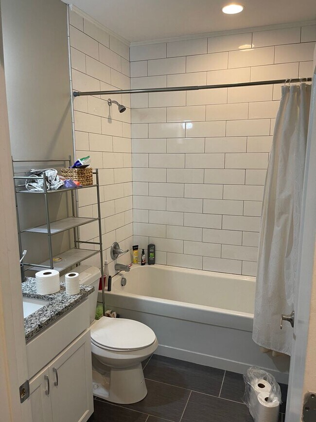 Building Photo - Charming 3 Bedroom 10 Minutes from City Ce...