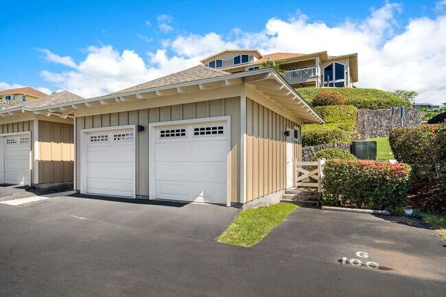 Building Photo - Stunning 3 Bed 3 Bath split level condo. F...