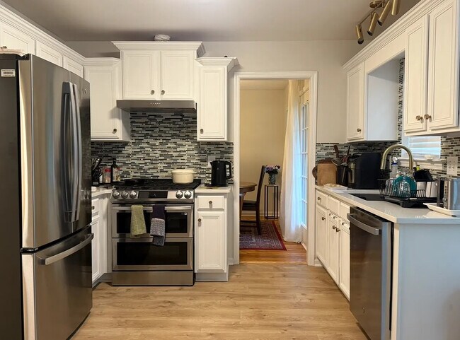 Foto del edificio - Room in House on Kennesaw Dr
