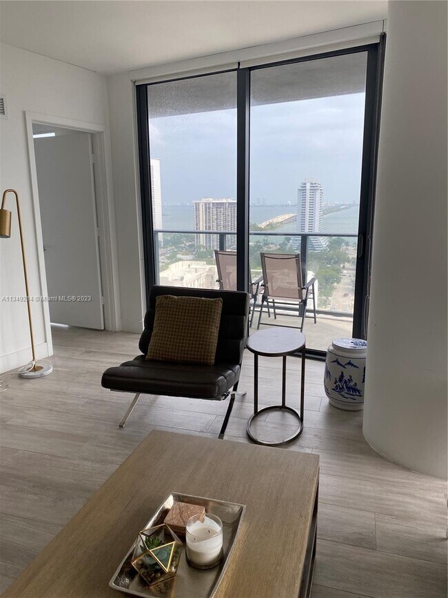 Foto del edificio - 121 NE 34th St