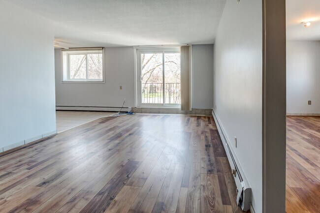 Building Photo - 371 Dale Crescent