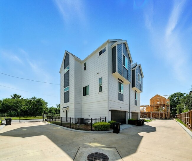Building Photo - 1644 W Tidwell Rd