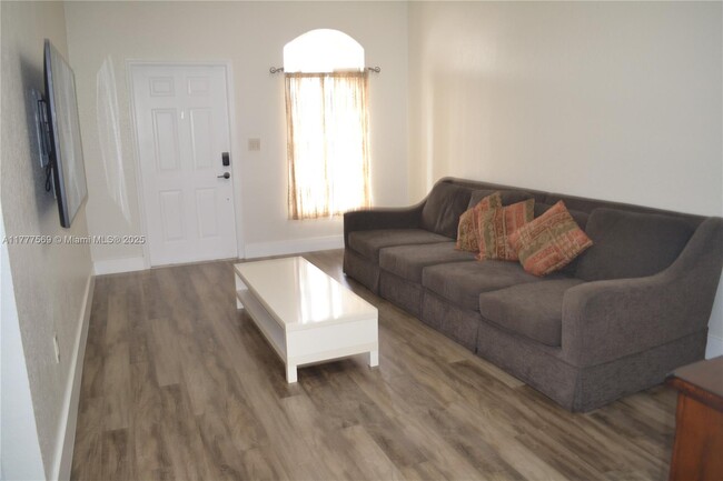 Foto del edificio - 5737 NW 113th Ave