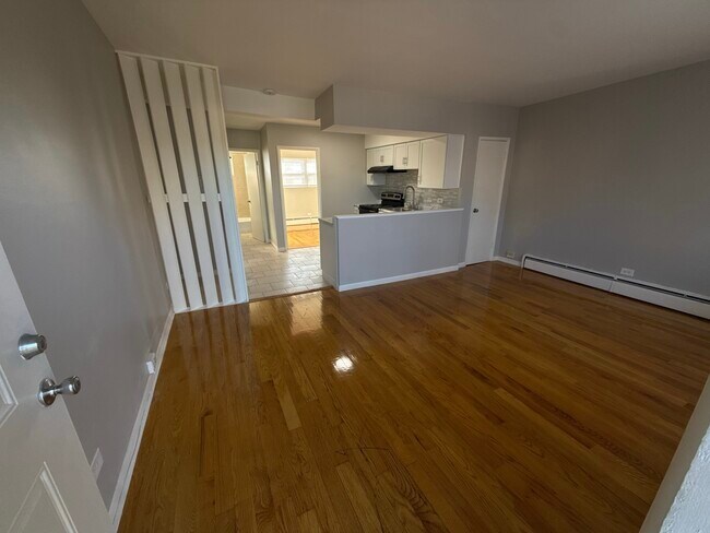 Sala de estar con armario para abrigos + vista completa del apartamento - 1633 E 74th St