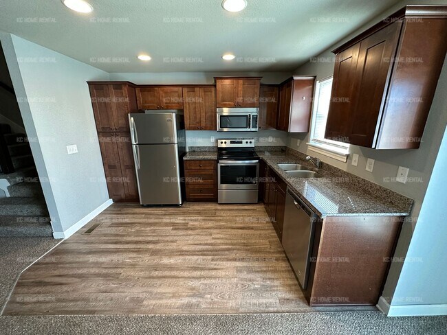 Building Photo - Charming 2 bed townhome in KCK!