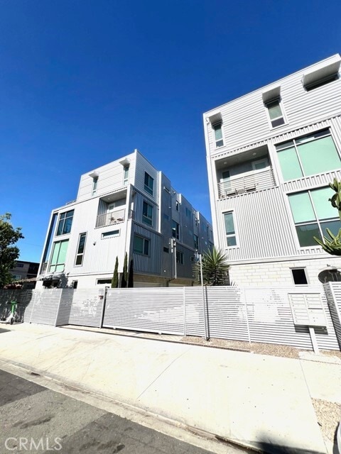 Building Photo - 6016 W Beachwood Ln