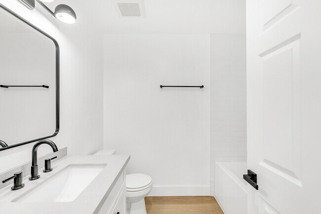 Foto del edificio - Experience Modern Westside Living at Woodg...