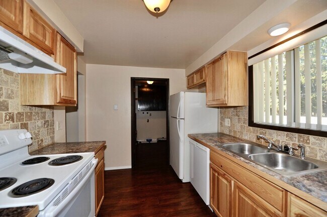 Building Photo - Newly remodeled: upstairs apartment: 2 bed...