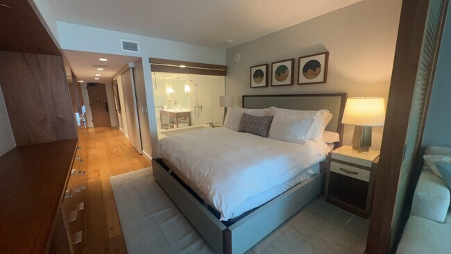 Building Photo - Highly Desirable STUDIO/1-Bath unit Long-Term in Ritz-Carlton Residences!!!