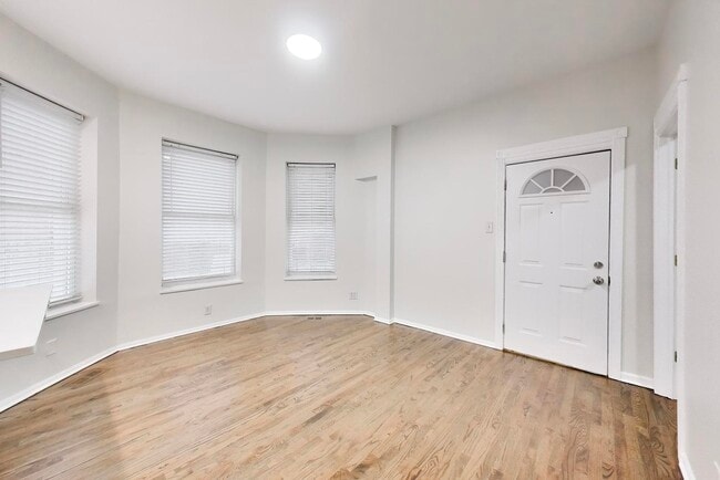 Foto del edificio - 2135 W Division St