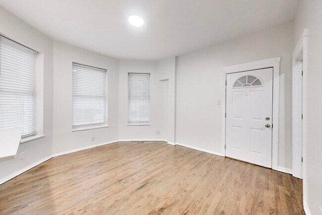 Foto del edificio - 2135 W Division St