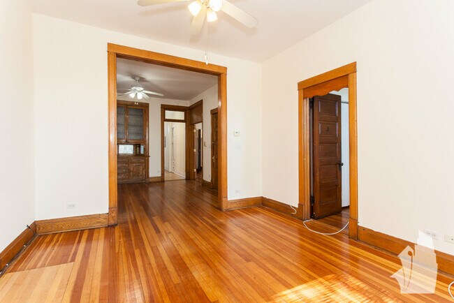 Building Photo - 3350 N Kenmore Ave