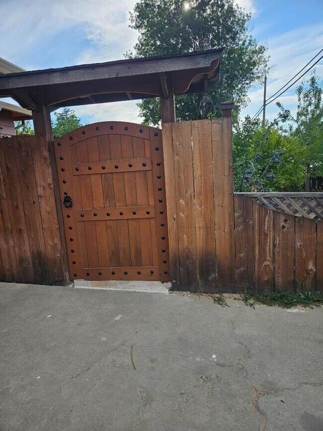Building Photo - 726 W Hacienda Ave
