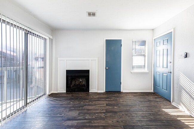Building Photo - Spacious two-bedroom with fireplace!
