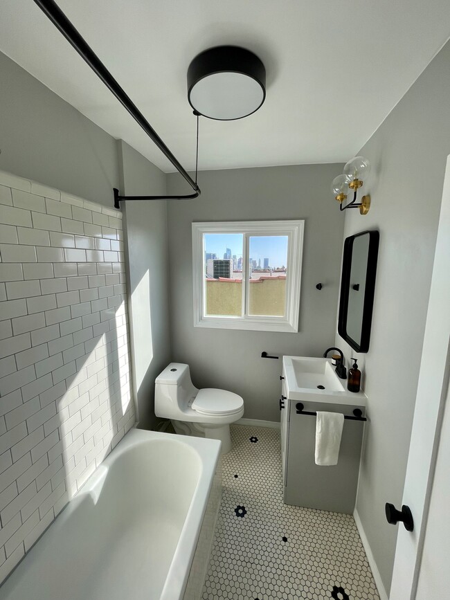 Baño recién reformado - 1306 Montana St
