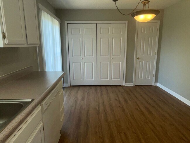 Foto del edificio - 3-Bedroom, 2.5-Bathroom home in Blue Springs