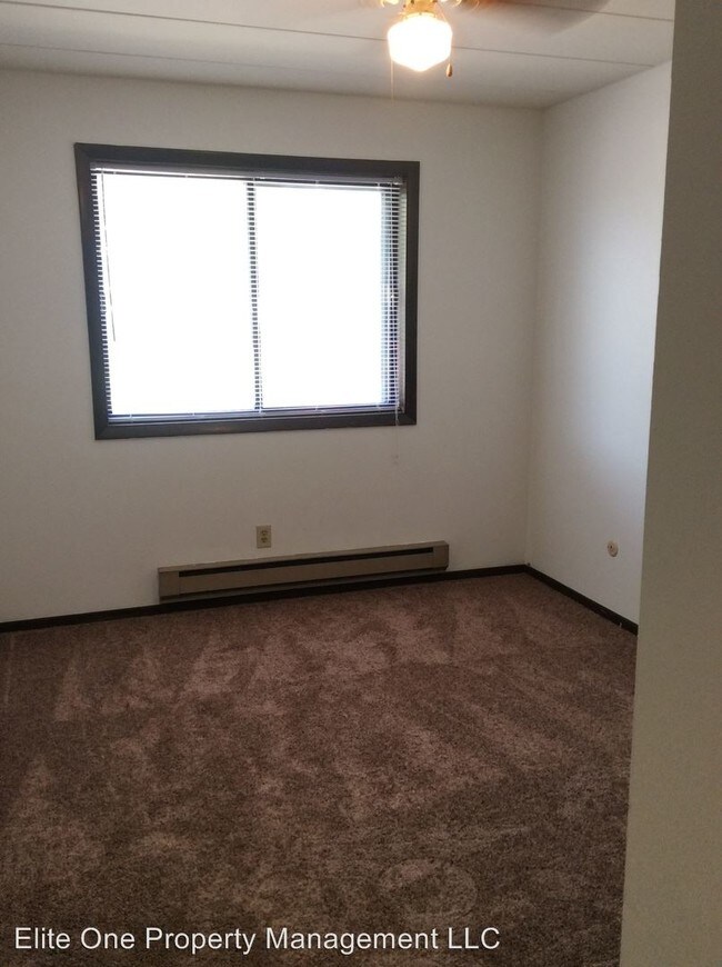 Building Photo - 2060 Meadow Ln