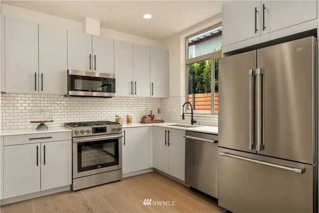 Foto del edificio - Ballard - Newer 3 Bedroom / 2.5 Bath Townh...
