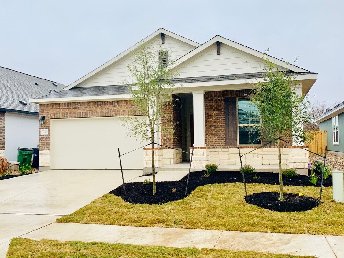 Foto principal - Single Level 4/2 Home in Highly Sought Aft...