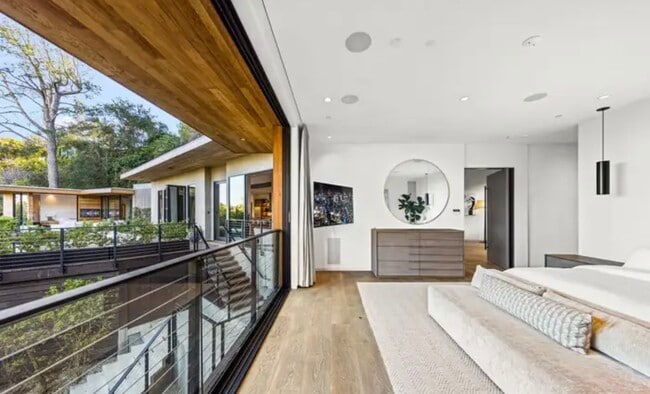 Foto del edificio - 727 N Beverly Glen Blvd