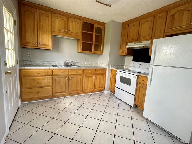 Building Photo - 880 Trailwood Dr W