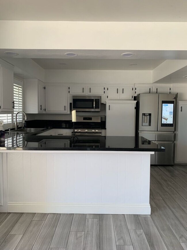 Foto del edificio - Beautiful 5 Bedroom, 3 Bathroom Home with a Pool in NE Bakersfield