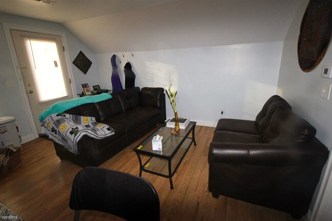 Building Photo - 2 br, 1 bath  - 808 Brown St Apt 4 #4