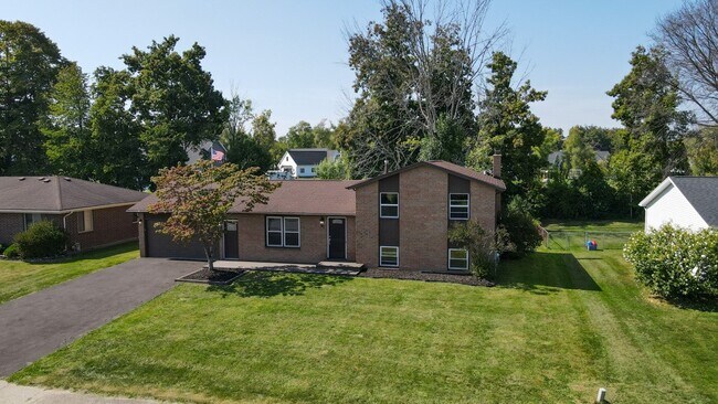 Foto del edificio - 202 Spring Tree Ln