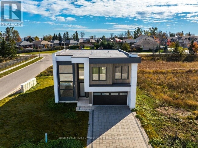 Building Photo - 3743 Sunbank Cres