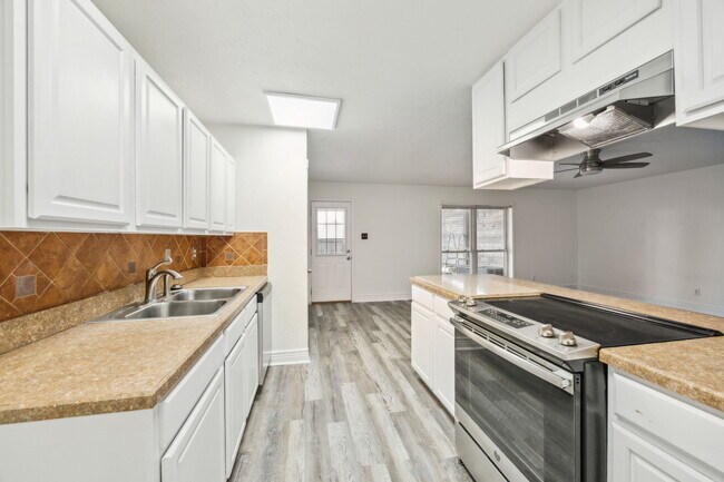 Foto del edificio - 4218 Crestwood Dr