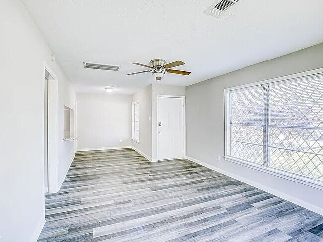 Foto del edificio - Bright & Spacious 3-Bedroom, 2-Bathroom Home in Pasadena | 1,653 Sq Ft | Pet Friendly