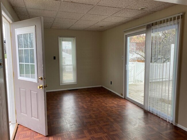 Foto del edificio - Three Bedroom Home w/Large Kitchen, Oversi...