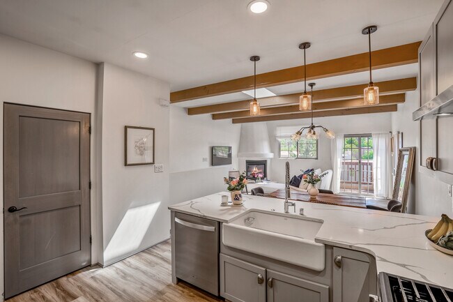 Building Photo - 501 Rio Grande Ave