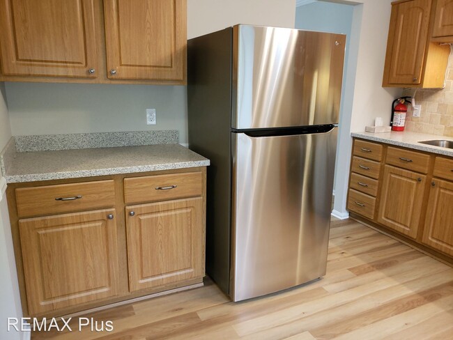 Building Photo - 3 br, 1.5 bath House - 423 Saw Mill Court