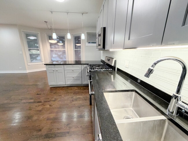 Foto del edificio - 2700 N Ridgeway Ave