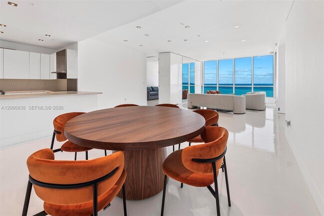 Foto del edificio - 100 South Pointe Dr