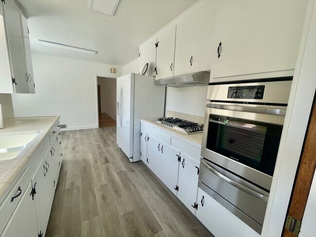 Building Photo - Charming 2 Bedroom Westside Home - Available Now